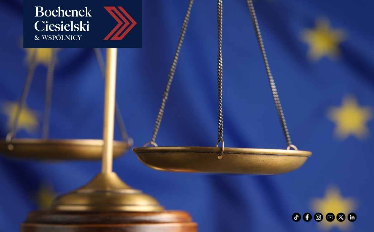 Waga sprawiedliwości na tle flagi Unii Europejskiej, grafika kancelarii Bochenek Ciesielski & Wspólnicy.