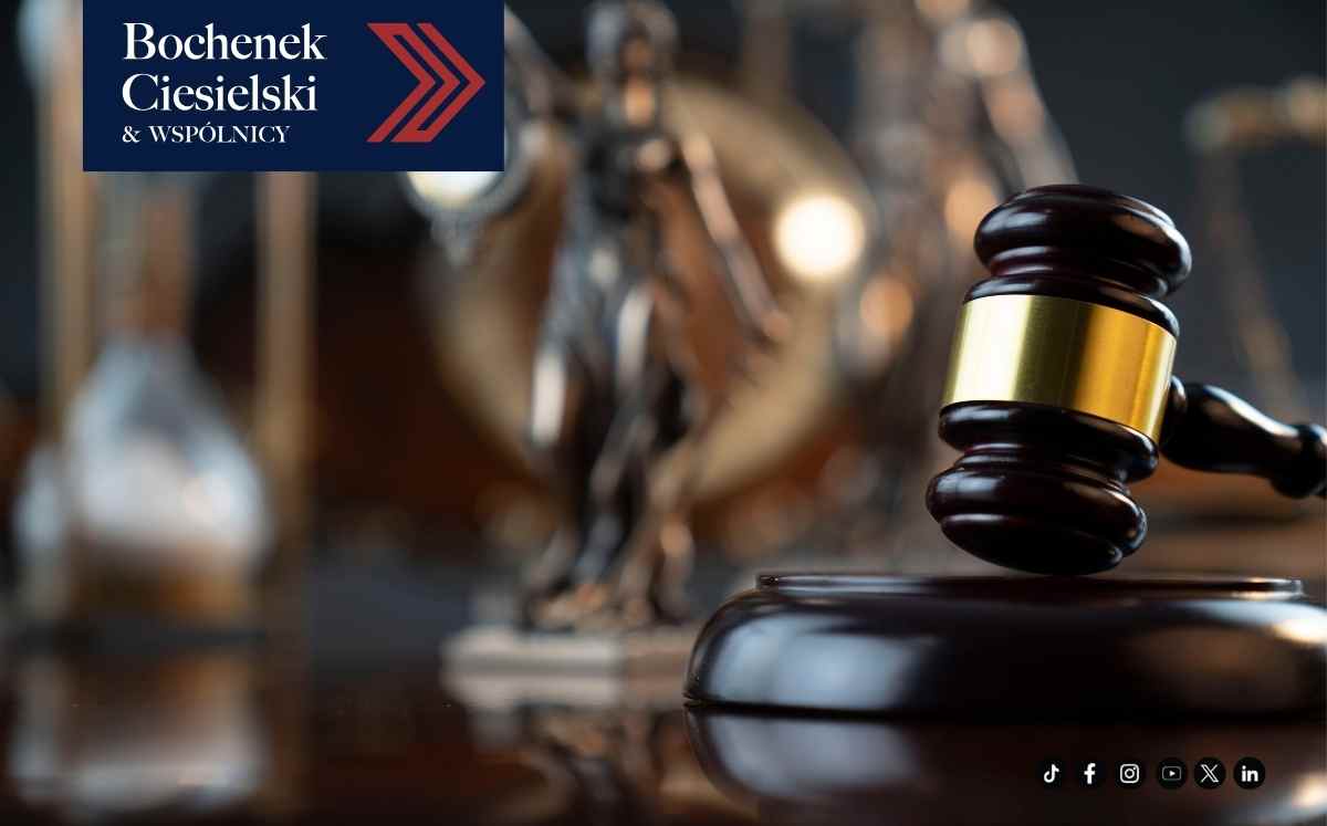 Logo kancelarii Bochenek Ciesielski i Wspólnicy na tle młotka sędziowskiego oraz symbolu Temidy.