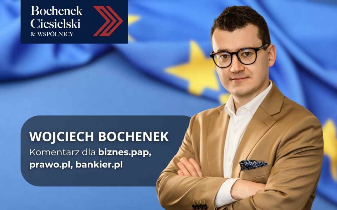 Wojciech Bochenek na tle flagi Unii Europejskiej z podpisem: „Komentarz dla biznes.pap, prawo.pl, bankier.pl”.