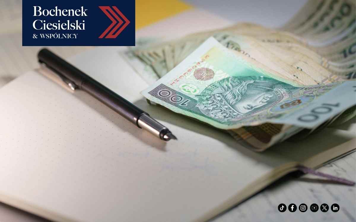 Banknoty 100 zł leżące na notatniku obok pióra; w lewym górnym rogu logo Bochenek Ciesielski & Wspólnicy.