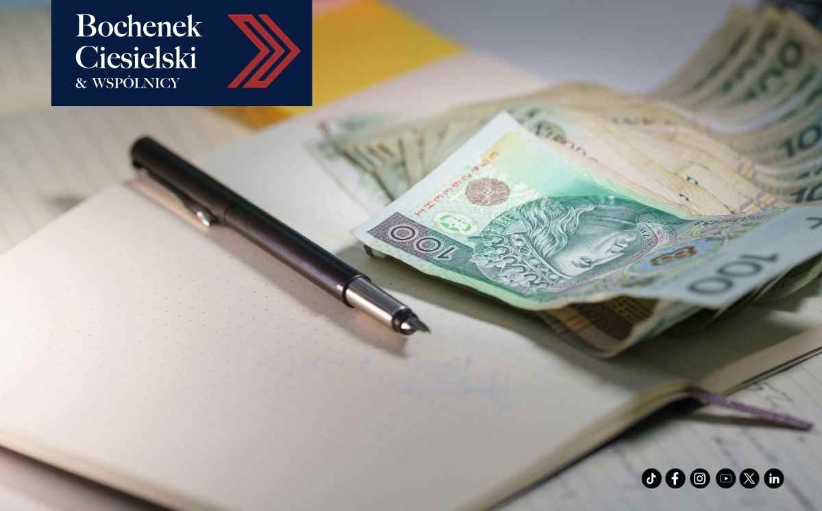 Banknoty i długopis na notesie – symbol finansów i formalności związanych z rentą