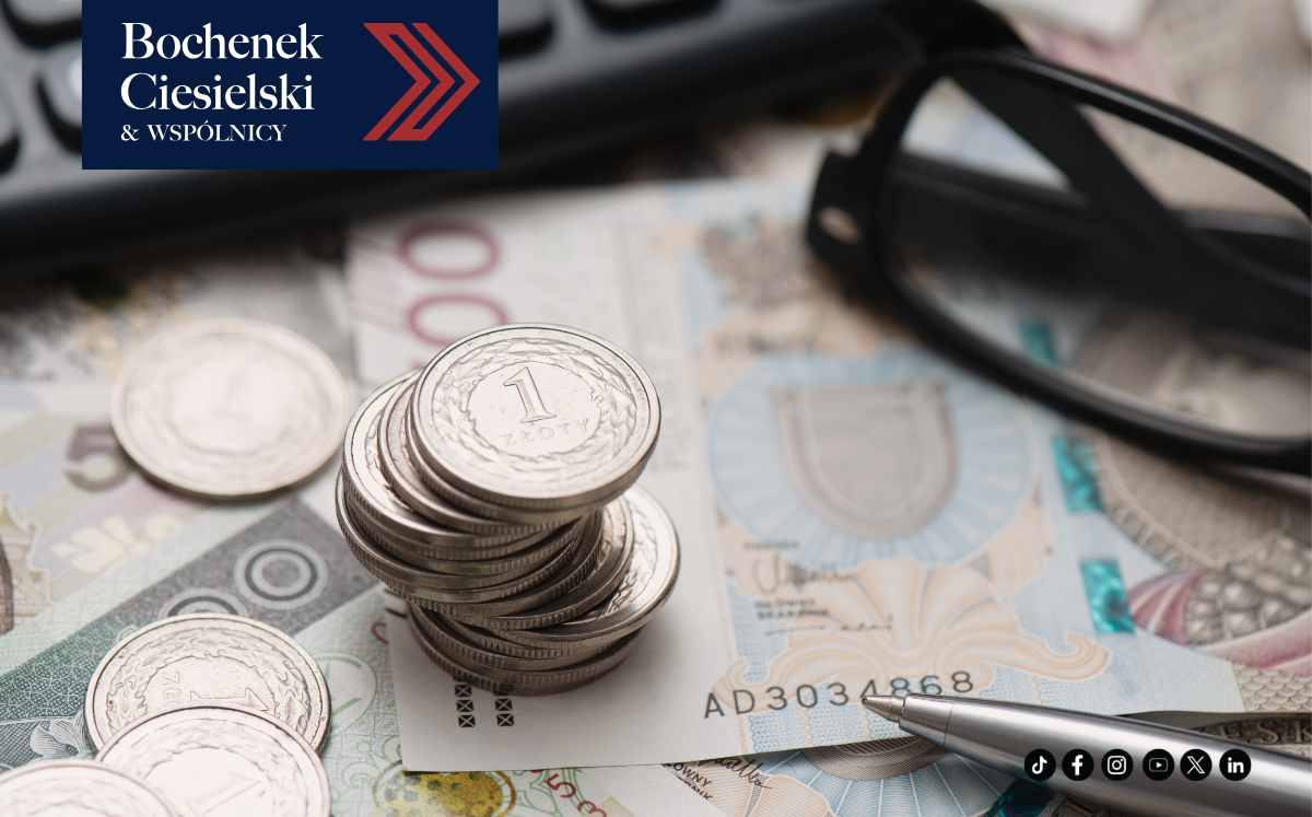 Monety i banknoty na biurku – finanse, kredyty i sprawy konsumenckie