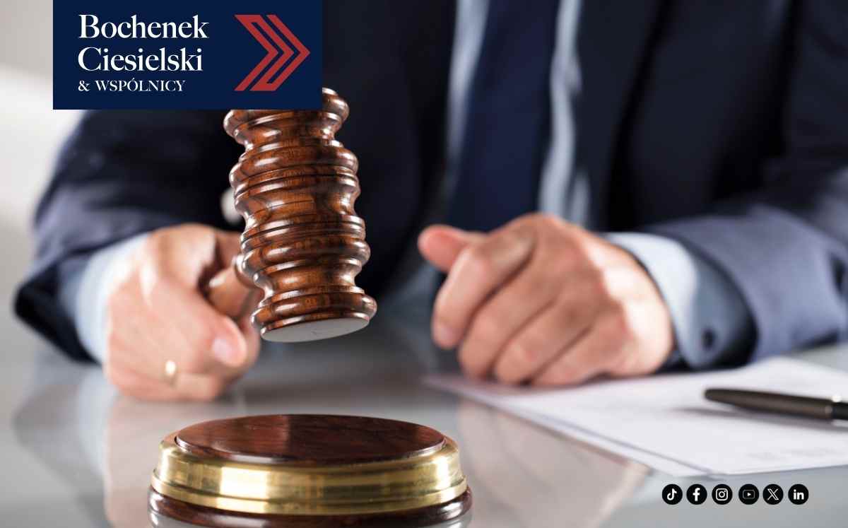 Sędzia uderzający młotkiem sędziowskim podczas rozprawy – symbol orzeczenia sądowego