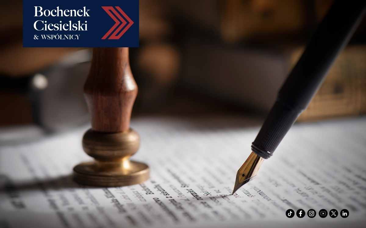 Pióro wieczne nad dokumentem oraz pieczęć notarialna w rozmytym tle, z logo kancelarii Bochenek Ciesielski & Wspólnicy w lewym górnym rogu.