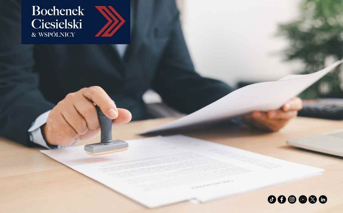 Prawnik stemplujący dokument dotyczący odszkodowania po śmierci bliskiej osoby