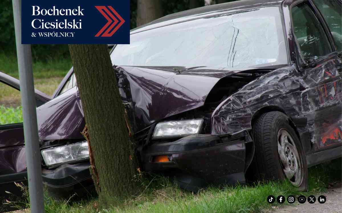Poważnie uszkodzony samochód po wypadku na nocnej drodze, zabezpieczony taśmą