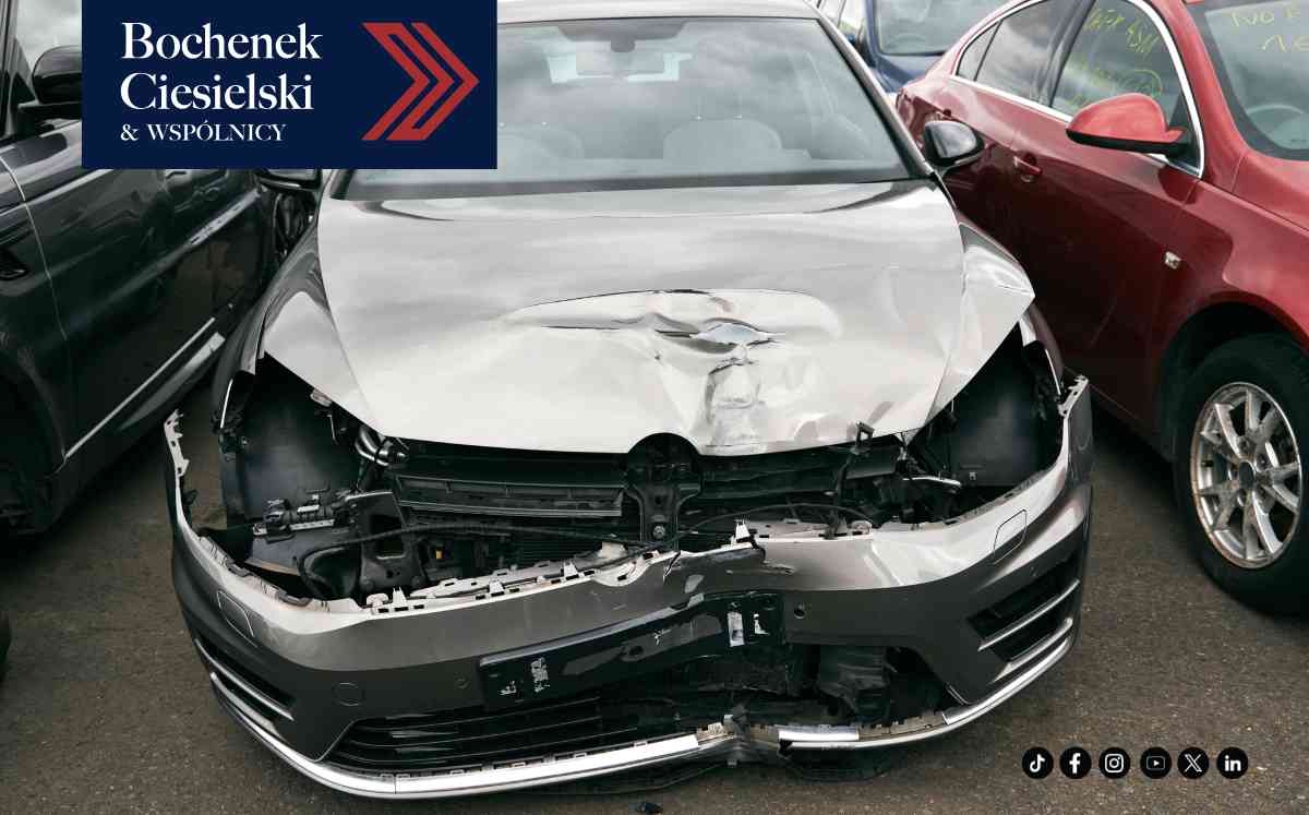 Banknoty i długopis na notesie – symbol finansów i formalności związanych z rentą