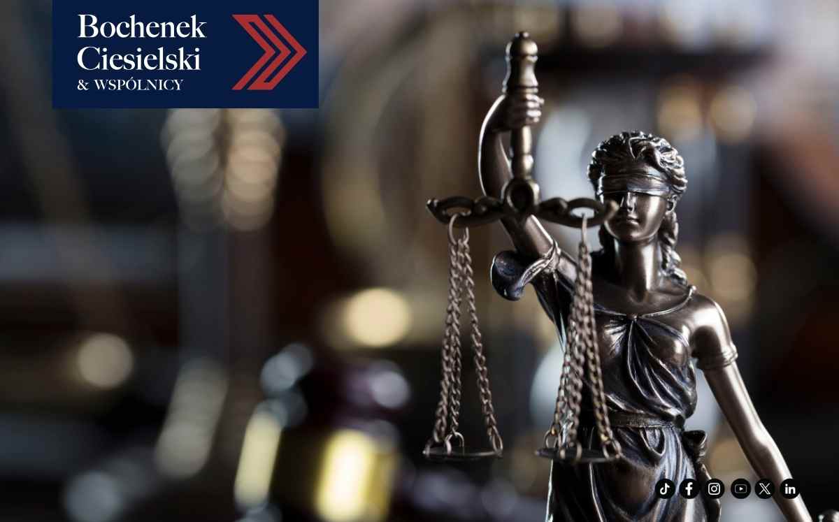 Figura Temidy z zasłoniętymi oczami i wagą sprawiedliwości na tle kancelarii; grafika kancelarii Bochenek Ciesielski & Wspólnicy.