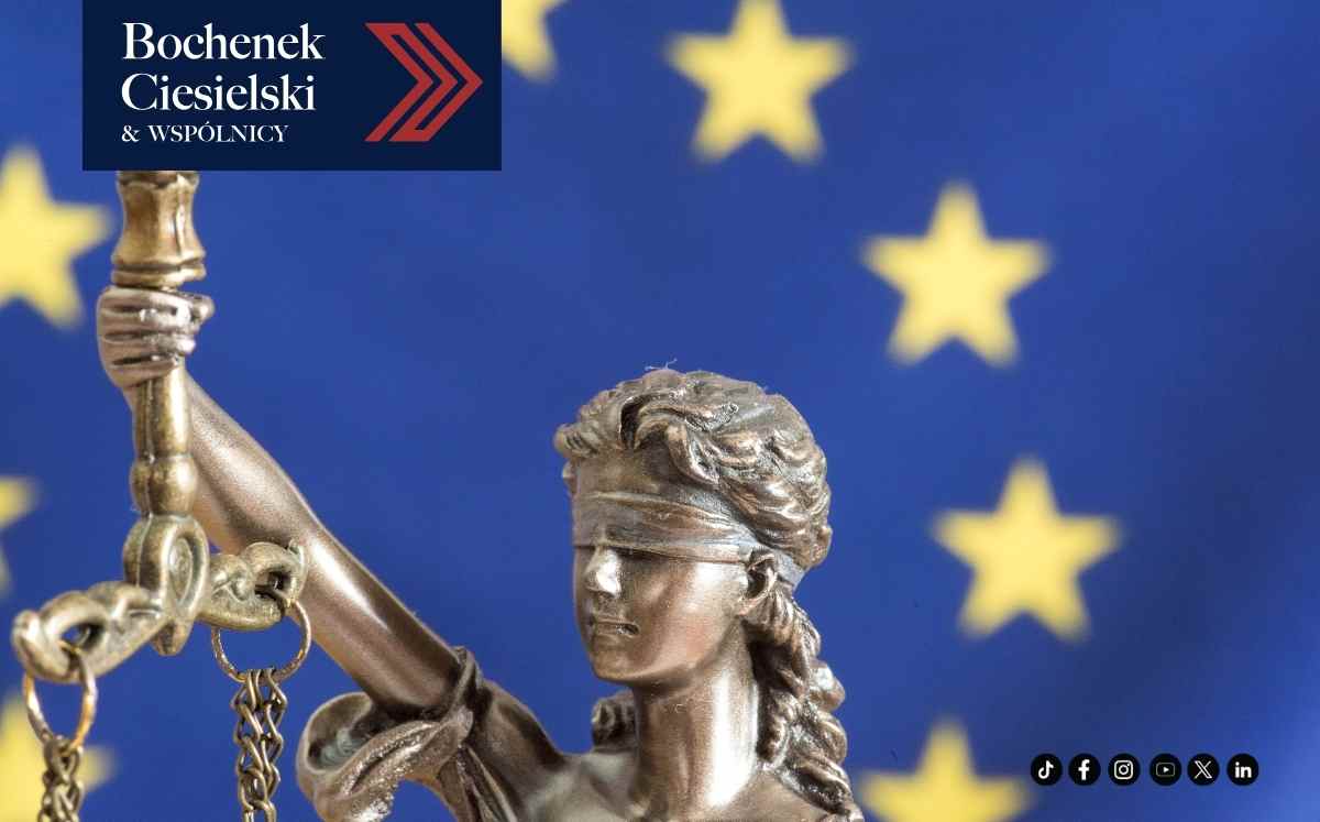 Figura Temidy na tle flagi Unii Europejskiej, grafika kancelarii Bochenek Ciesielski & Wspólnicy dotycząca prawa europejskiego.