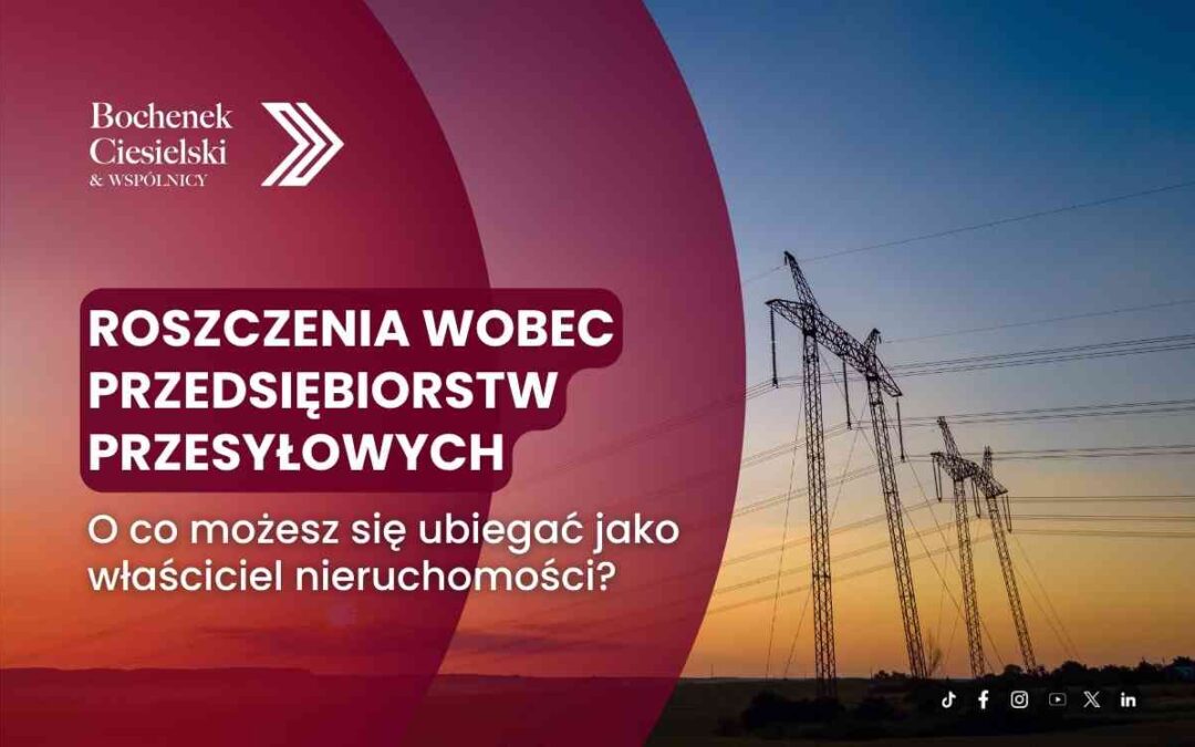 Słupy wysokiego napięcia na tle zachodzącego słońca.
