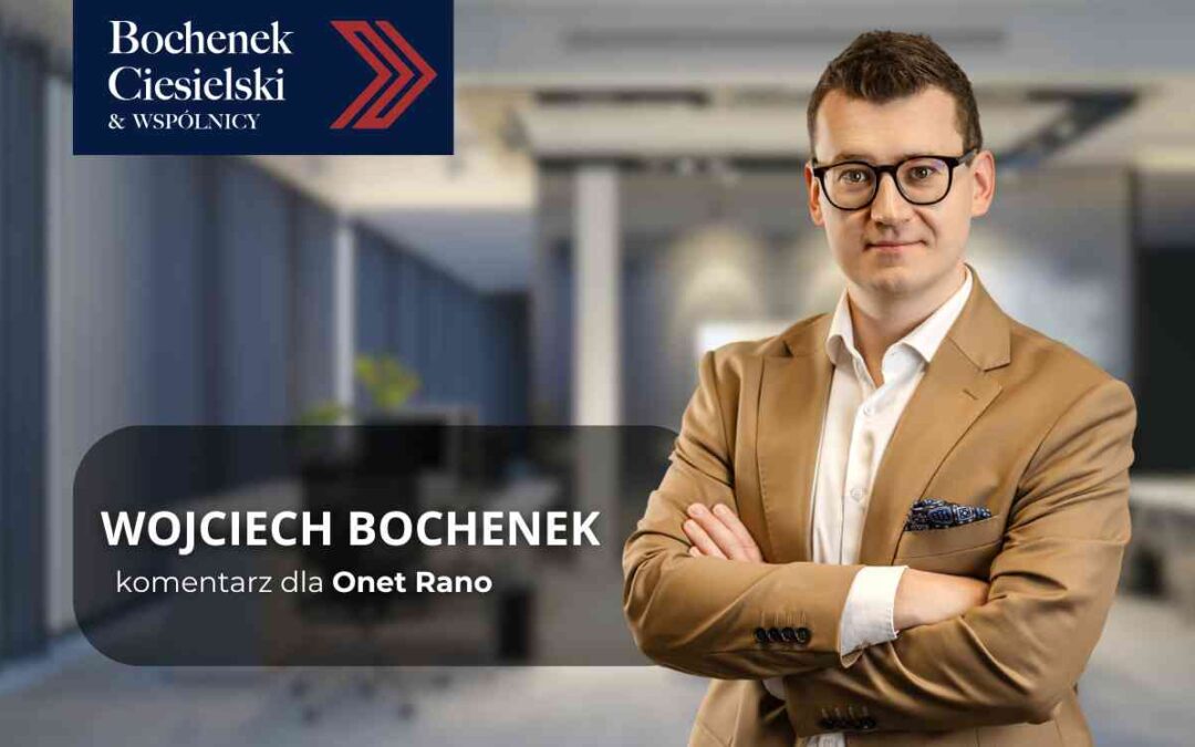 Portrait of Wojciech Bochenek in a tan blazer, arms crossed, with the Bochenek Ciesielski & Wspólnicy logo in the office background; Onet Rano commentator