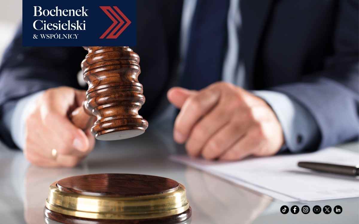 Sędzia uderzający młotkiem w sali rozpraw; w lewym górnym rogu logo Bochenek Ciesielski & Wspólnicy.