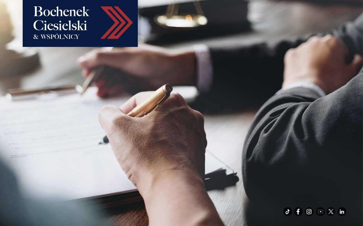 Prawnik podpisujący dokument przy biurku – obsługa prawna i doradztwo