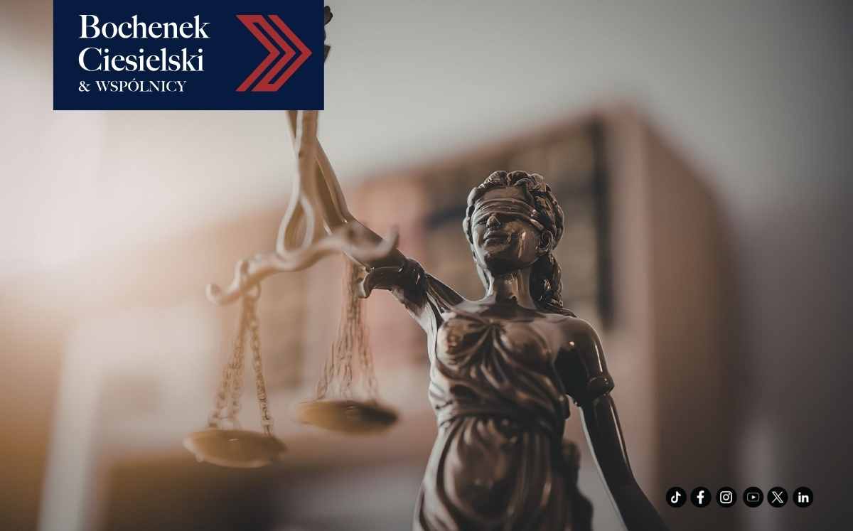 Statua Temidy trzymająca wagę sprawiedliwości, symbol prawa i bezstronności, w tle rozmyte wnętrze.