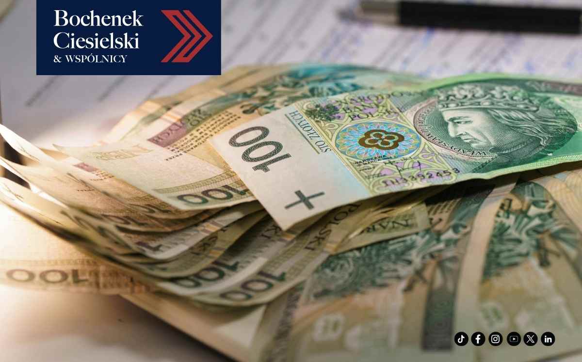 Stos banknotów polskich złotych symbolizujący możliwe roszczenia związane z sankcją kredytu darmowego i analizą umowy kredytowej