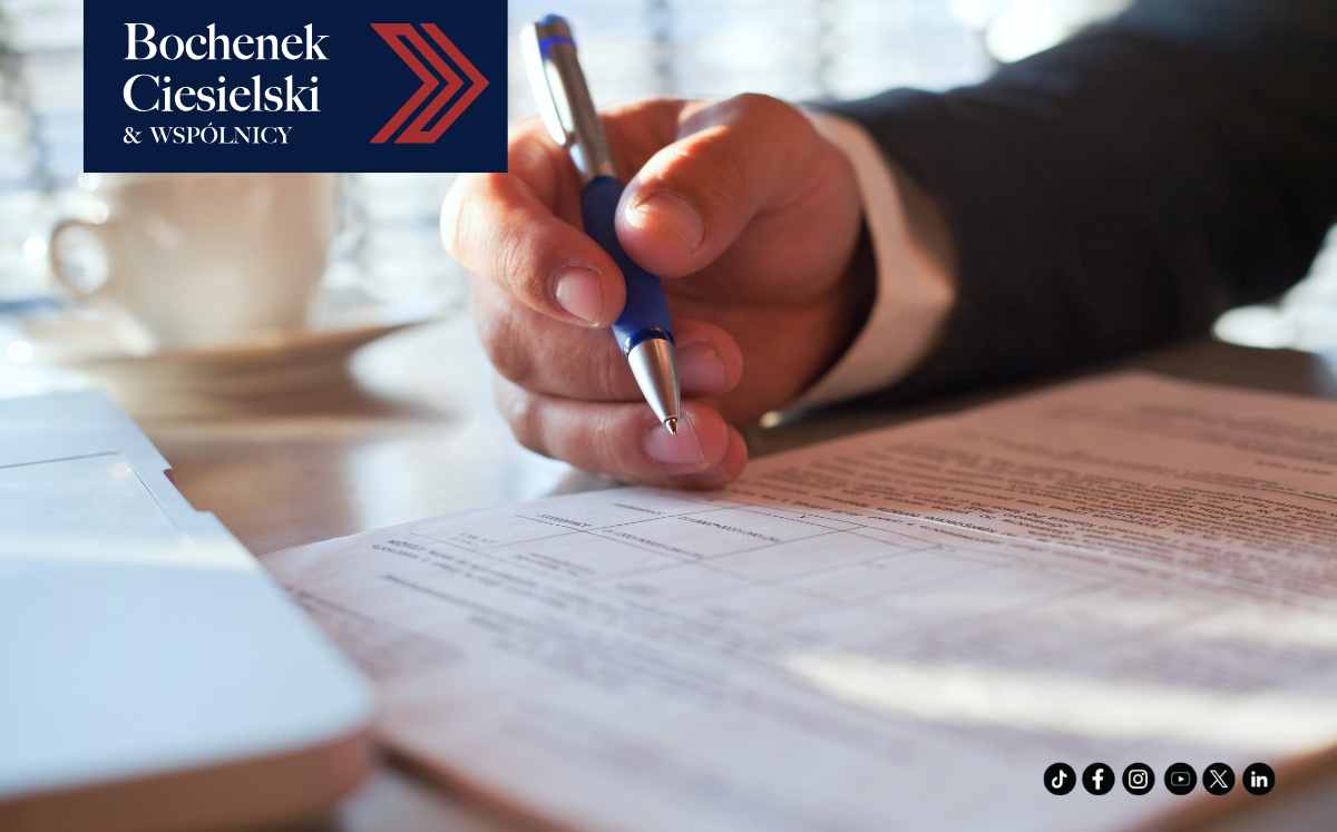 Osoba podpisująca dokumenty kredytowe, grafika kancelarii Bochenek Ciesielski i Wspólnicy dotycząca sporów z bankami.