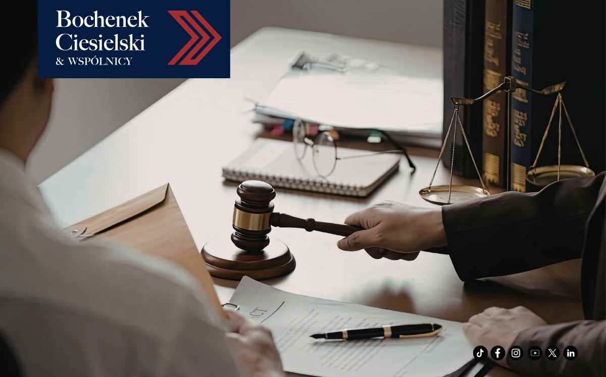 Sędzia uderzający młotkiem podczas rozprawy dotyczącej kredytów frankowych