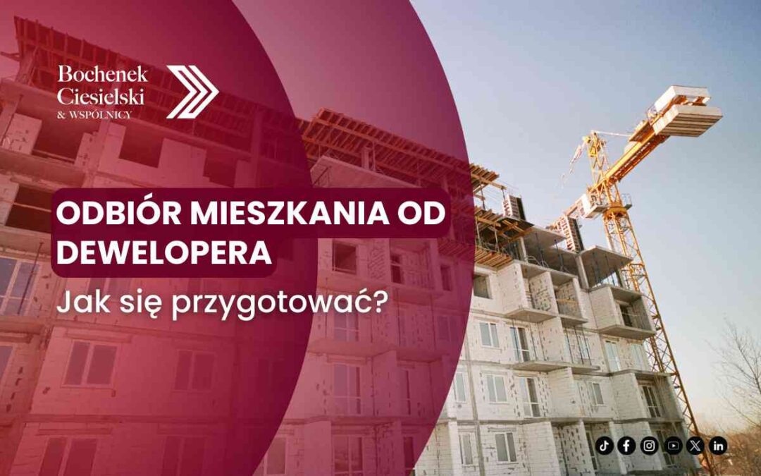 Budowa nowoczesnego bloku mieszkalnego w stanie surowym z widocznym żółtym żurawiem budowlanym. Po lewej stronie bordowa, półtransparentna fala z logotypem kancelarii Bochenek Ciesielski & Wspólnicy oraz białymi napisami: „ODBIÓR MIESZKANIA OD DEWELOPERA” i mniejszym „Jak się przygotować?”. W prawym dolnym rogu ikony mediów społecznościowych.