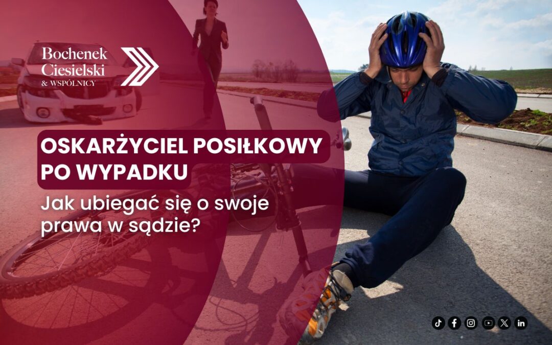 Baner kancelarii prawnej: rowerzysta po wypadku na drodze z ciemnoróżową nakładką i logo firmy, tytuł “OSKARŻYCIEL POSIŁKOWY PO WYPADKU” i podtytuł o dochodzeniu praw w sądzie.