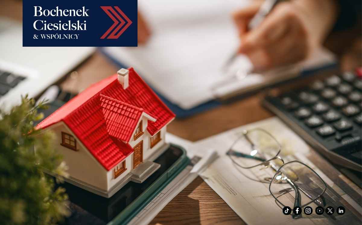 Model domu na dokumentach finansowych obok kalkulatora i okularów, symbol kredytu hipotecznego i finansów.