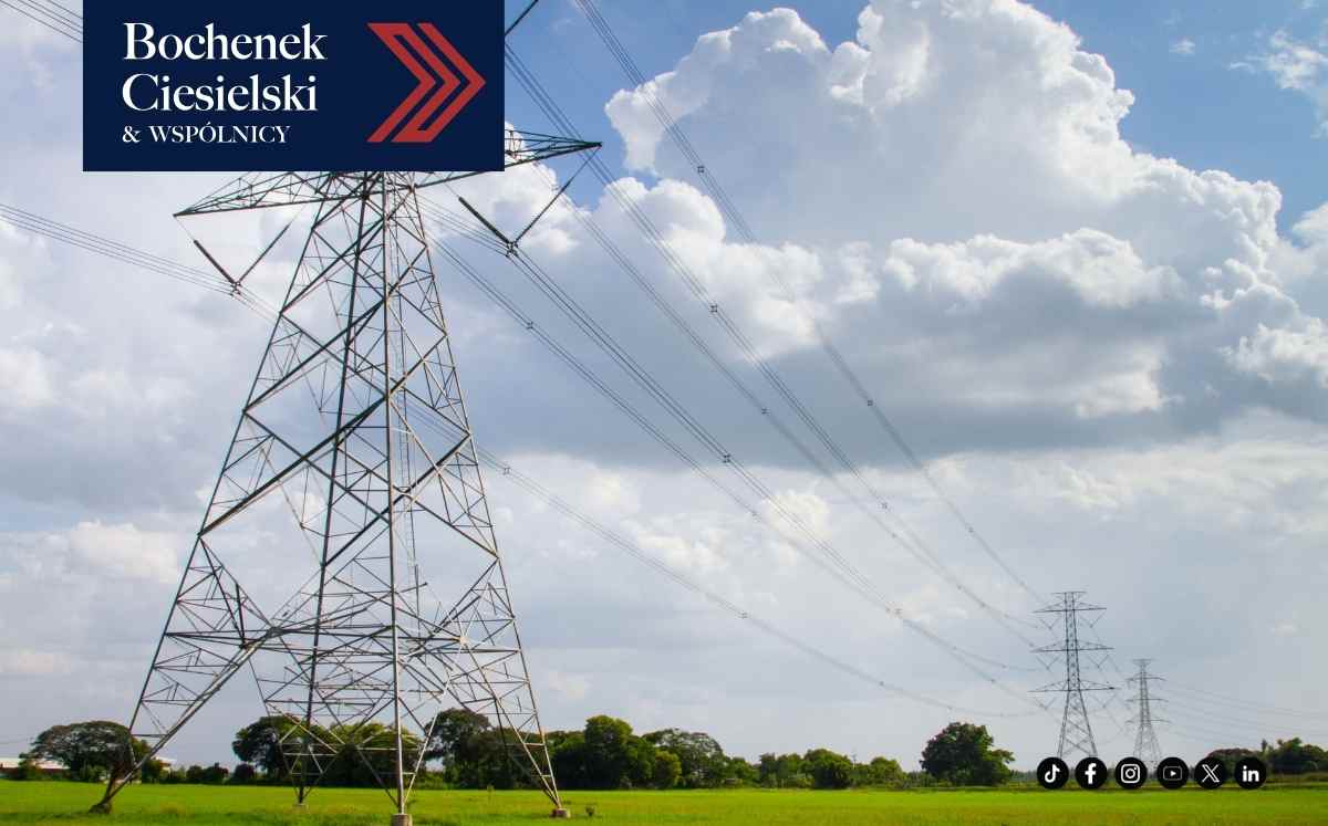 Linie przesyłowe i słupy energetyczne na prywatnym terenie – grafika dotycząca sporów o służebność przesyłu i roszczeń właścicieli nieruchomości.