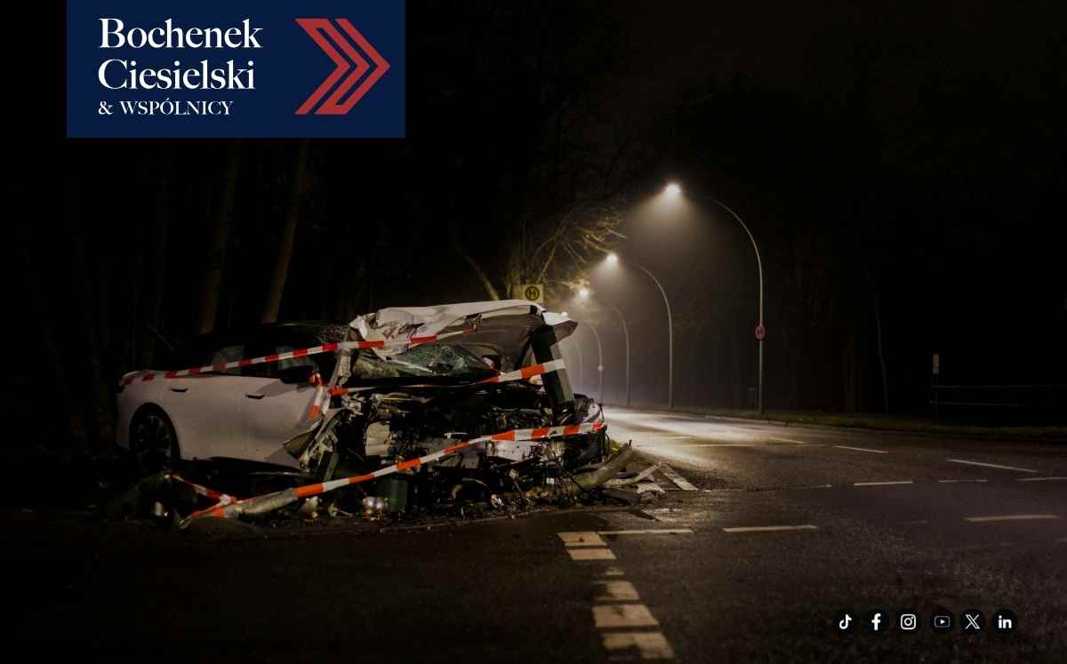 Uszkodzony samochód po wypadku komunikacyjnym nocą