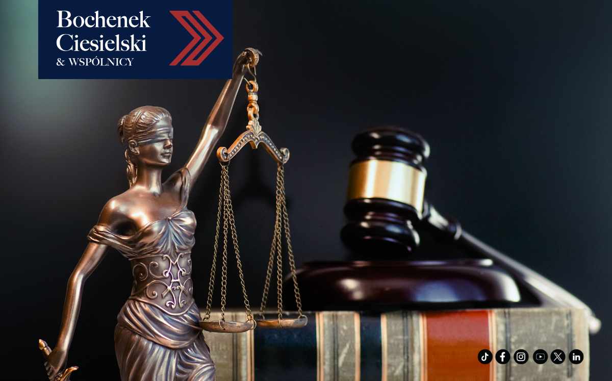 Figura Temidy z wagą sprawiedliwości oraz młotek sędziowski jako symbol spraw prawnych dotyczących sankcji kredytu darmowego