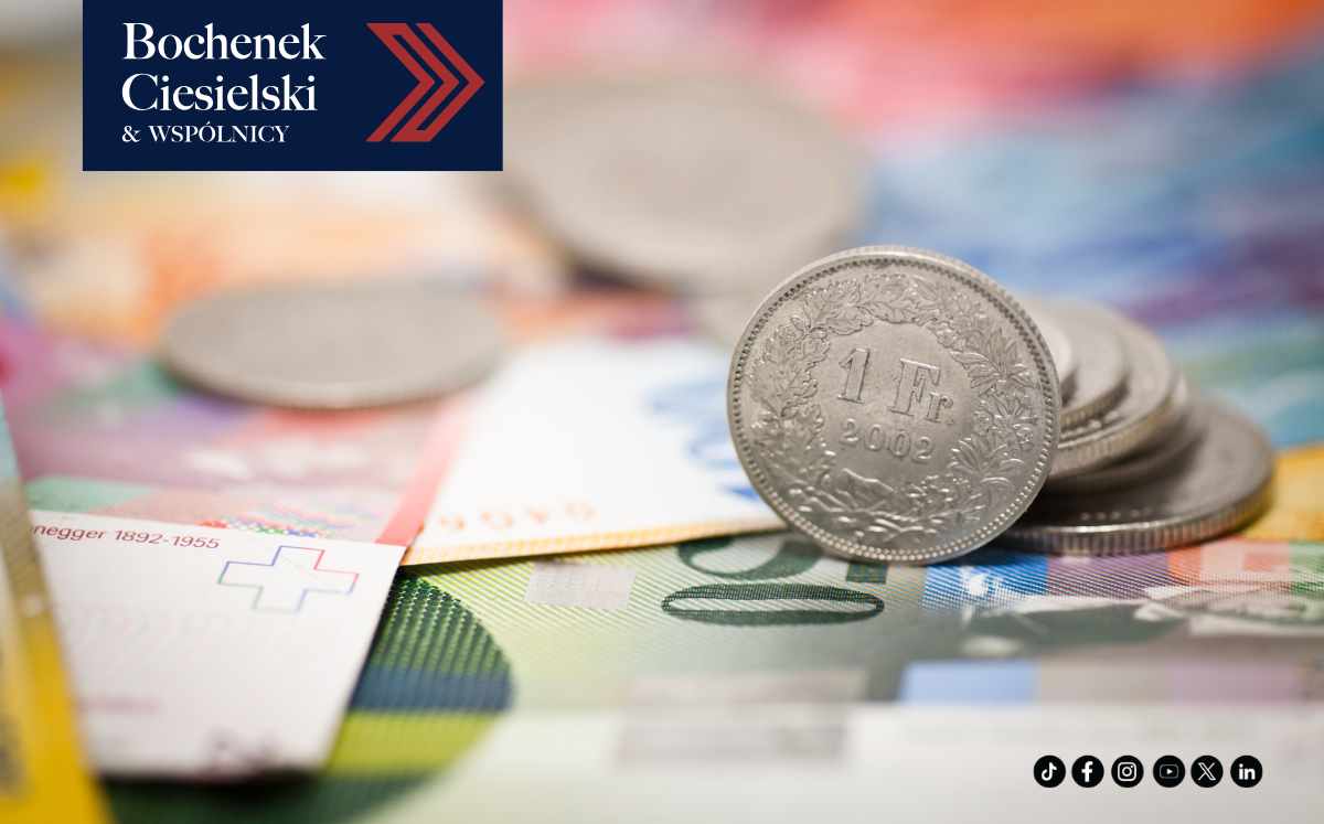 Monety i banknoty franka szwajcarskiego jako ilustracja spraw frankowych oraz rozliczeń finansowych z bankiem