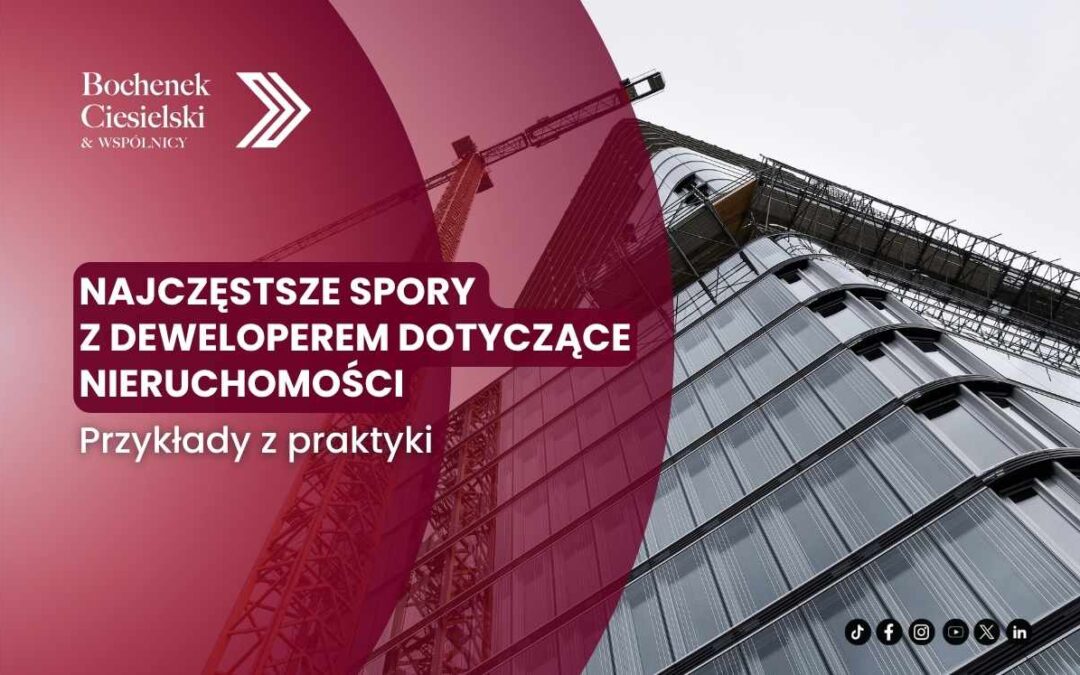 Grafika z napisem „Najczęstsze spory z deweloperem dotyczące nieruchomości” na tle nowoczesnego budynku w budowie.
