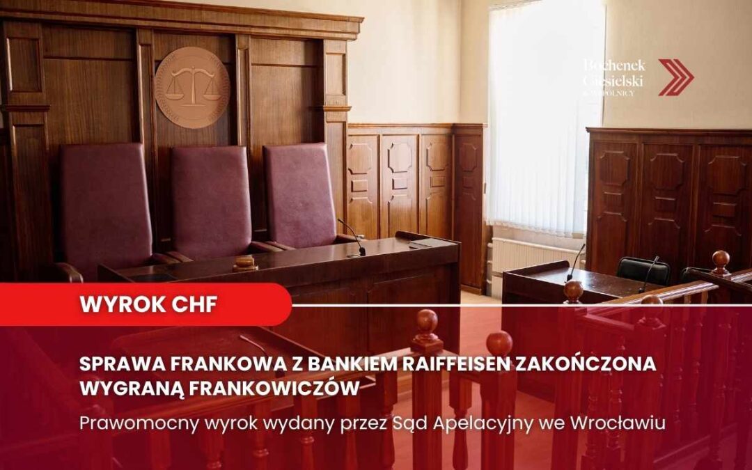 Sala sądowa z napisem Wyrok CHF i informacją o wygranej frankowiczów