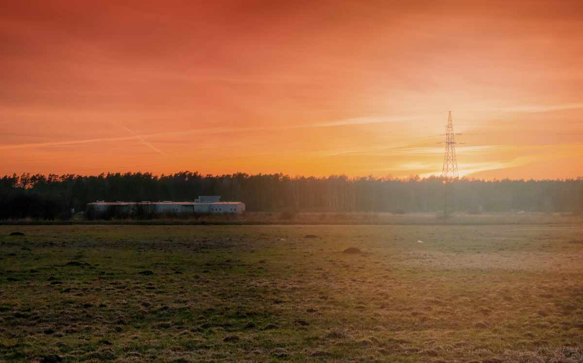 Linia energetyczna przebiegająca przez teren otwarty, nawiązująca do zasiedzenia służebności przesyłu.