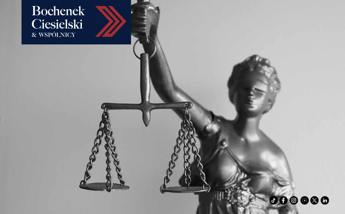 Figurka Temidy z wagą sprawiedliwości, ilustrująca temat dziedziczenia roszczeń związanych z kredytem frankowym.