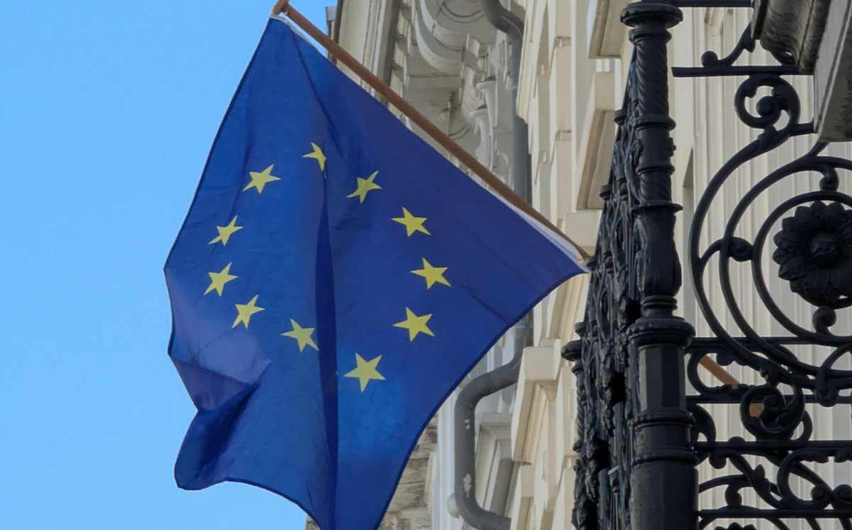 Flaga Unii Europejskiej na budynku, nawiązująca do sprawy TSUE C-261/25 dotyczącej przedawnienia roszczeń banków.