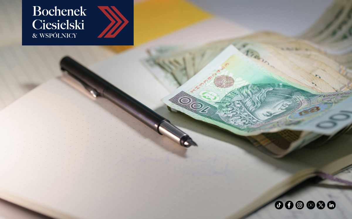 Banknoty i długopis na dokumencie, ilustrujące rozliczenia kredytów frankowych oraz możliwe zmiany w sytuacji kredytobiorców.