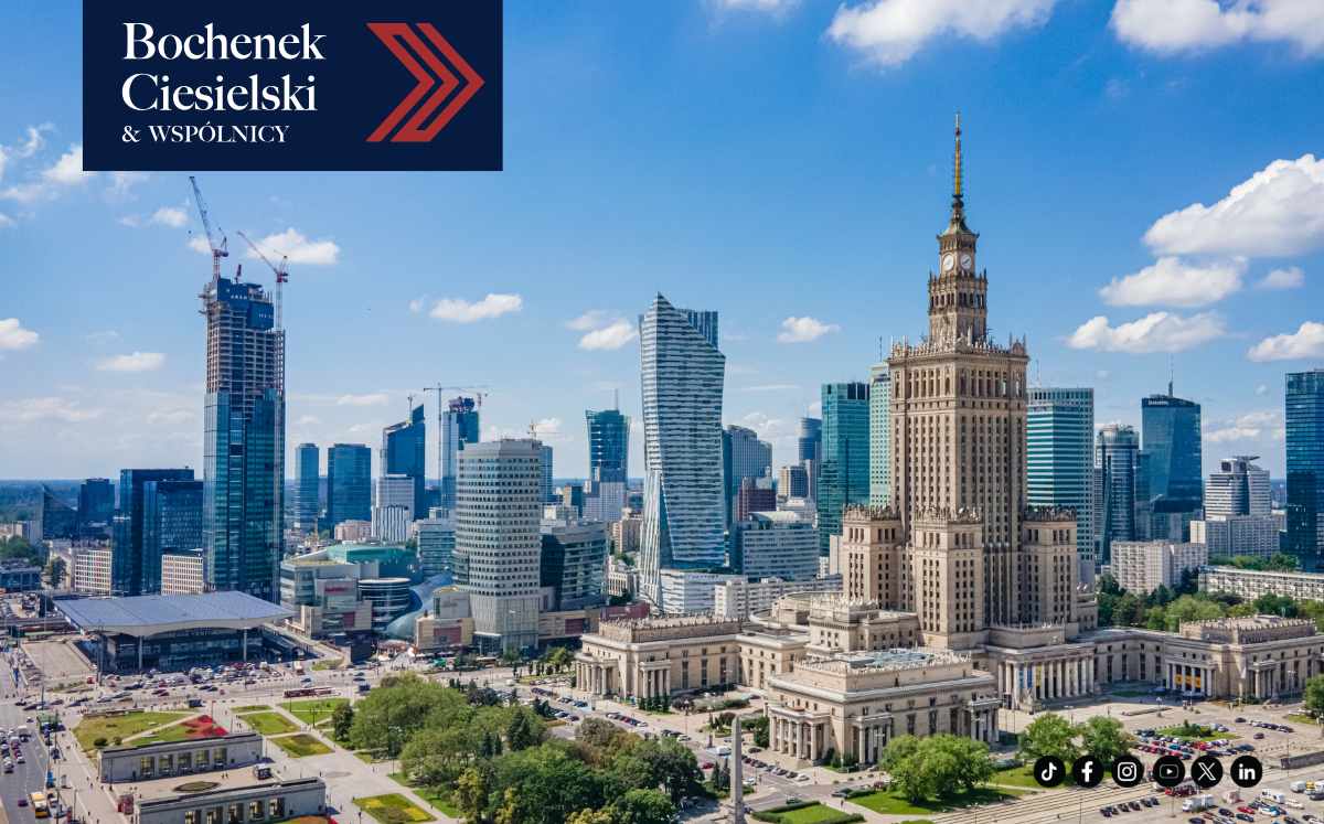 Panorama Warszawy z Pałacem Kultury i Nauki, nawiązująca do spraw frankowych prowadzonych przed stołecznymi sądami.