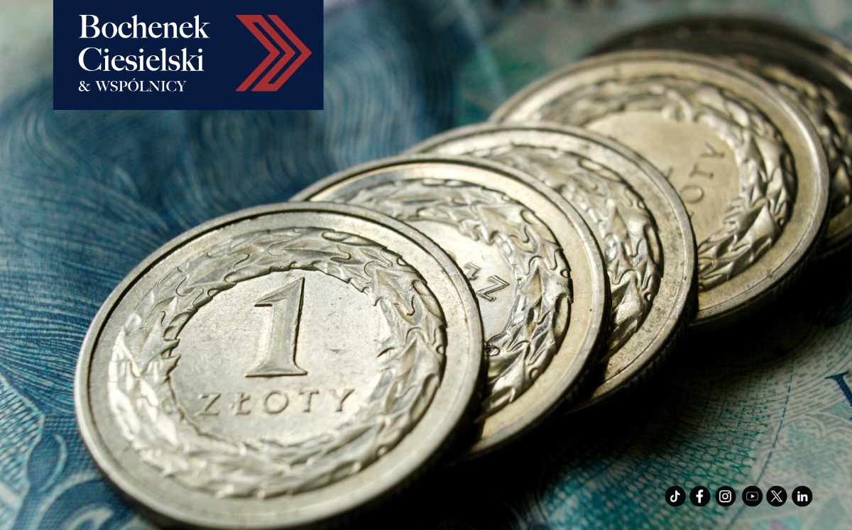 Monety i banknoty, ilustrujące rozliczenia finansowe oraz możliwe zmiany w sprawach dotyczących kredytów frankowych.