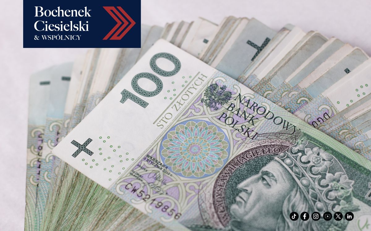 Zbliżenie na banknoty o nominale 100 zł 