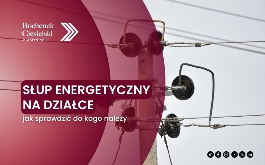 słup energetyczny na tle błękitnego nieba