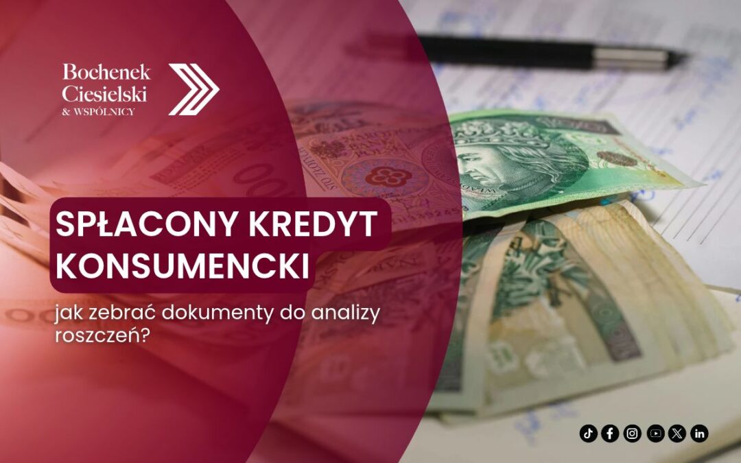 Zbliżenie na rozsypujący się plik polskich banknotów na stole, za nim widać dokumenty, na których leży pióro.