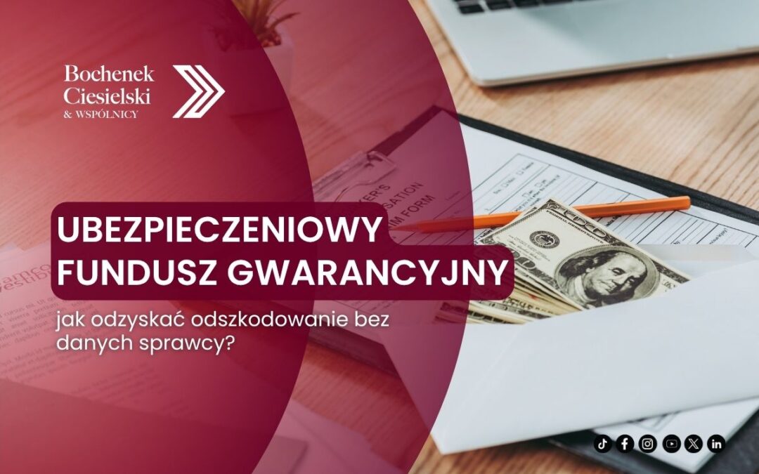 Zbliżenie na pieniądze w kopercie i ołówek, położone na desce z klipem, do której przyczepiona jest kartka