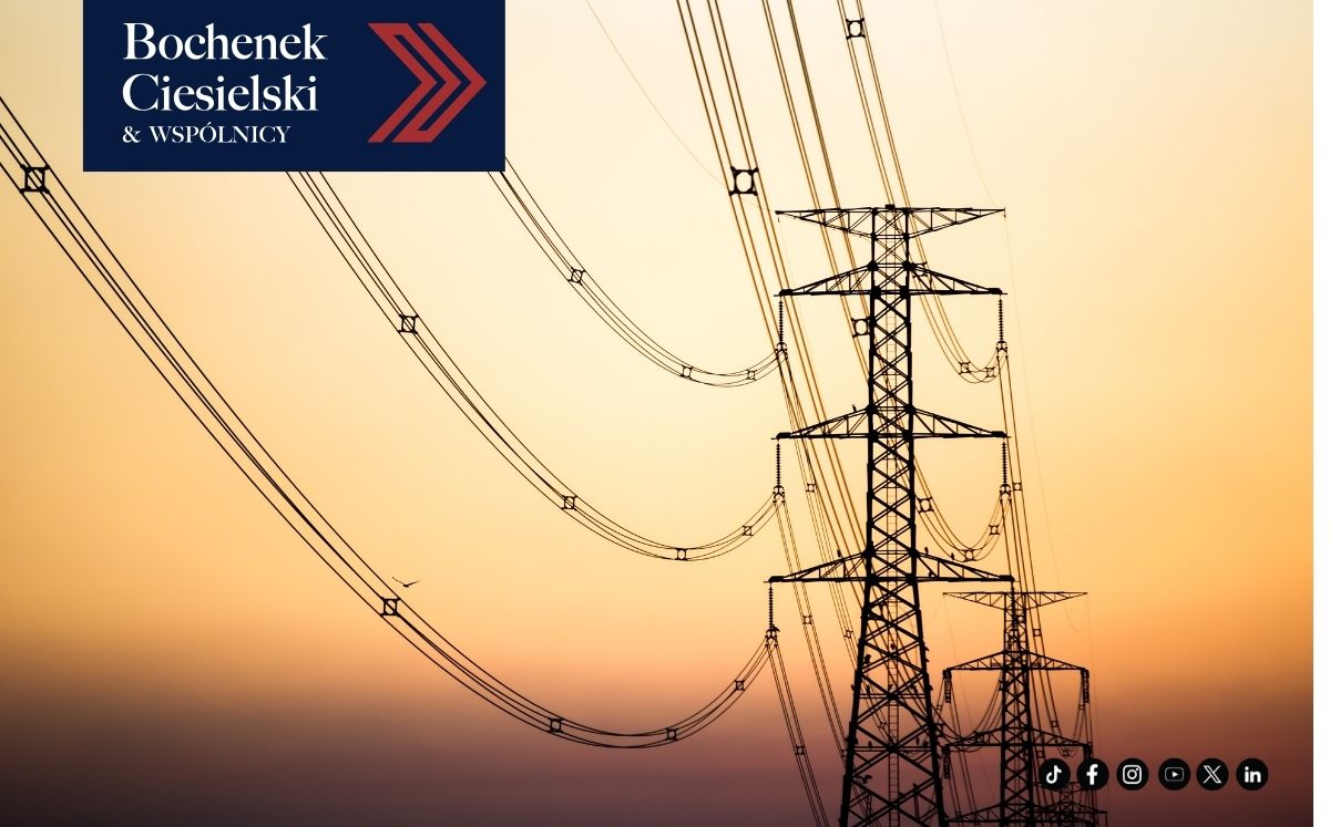 Zbliżenie na słupy elektryczne na tle zachodu słońca